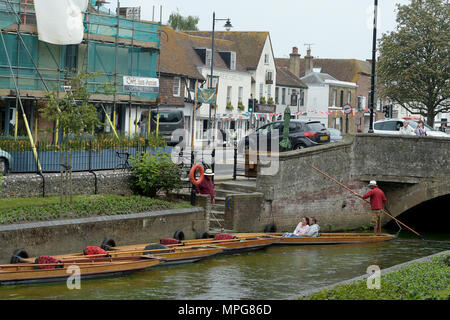 Canterbury, Kent, Großbritannien. 23. Mai 2018. Besucher Westgate Gärten in Canterbury Kent geniessen das warme Wetter mit einem Punt Fahrt entlang dem Fluss Great Stour, fließt durch den Park. Quelle: MARTIN DALTON/Alamy leben Nachrichten Stockfoto