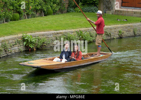 Canterbury, Kent, Großbritannien. 23. Mai 2018. Besucher Westgate Gärten in Canterbury Kent geniessen das warme Wetter mit einem Punt Fahrt entlang dem Fluss Great Stour, fließt durch den Park. Quelle: MARTIN DALTON/Alamy leben Nachrichten Stockfoto