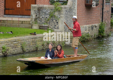 Canterbury, Kent, Großbritannien. 23. Mai 2018. Besucher Westgate Gärten in Canterbury Kent geniessen das warme Wetter mit einem Punt Fahrt entlang dem Fluss Great Stour, fließt durch den Park. Quelle: MARTIN DALTON/Alamy leben Nachrichten Stockfoto