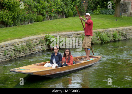 Canterbury, Kent, Großbritannien. 23. Mai 2018. Besucher Westgate Gärten in Canterbury Kent geniessen das warme Wetter mit einem Punt Fahrt entlang dem Fluss Great Stour, fließt durch den Park. Quelle: MARTIN DALTON/Alamy leben Nachrichten Stockfoto