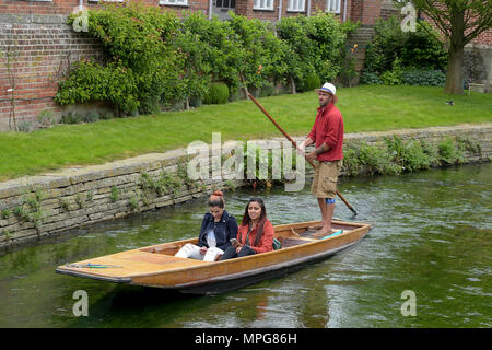 Canterbury, Kent, Großbritannien. 23. Mai 2018. Besucher Westgate Gärten in Canterbury Kent geniessen das warme Wetter mit einem Punt Fahrt entlang dem Fluss Great Stour, fließt durch den Park. Quelle: MARTIN DALTON/Alamy leben Nachrichten Stockfoto