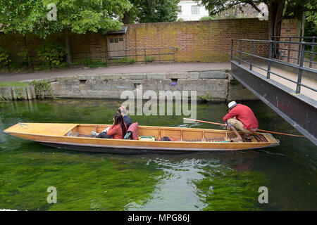 Canterbury, Kent, Großbritannien. 23. Mai 2018. Besucher Westgate Gärten in Canterbury Kent geniessen das warme Wetter mit einem Punt Fahrt entlang dem Fluss Great Stour, fließt durch den Park. Quelle: MARTIN DALTON/Alamy leben Nachrichten Stockfoto