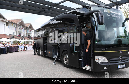 HANDOUT - 23. Mai 2018, Italien, Eppan: National Head Coach Joachim Loew aus dem Deutschen Team Bus vor der "Weinegg' Hotel. Die Angestellten warten auf den Spieler. Die deutsche Fußball-Nationalmannschaft bereitet sich zwischen dem 23. Mai und 07. Juni für die WM in Russland an einem Ausbildungslager in Eppan. Foto: Markus Gilliar/GES-Sportfoto/DFB/dpa - ACHTUNG: Die redaktionelle Nutzung nur und nur dann, wenn die oben genannten ist in vollem referenziert Stockfoto