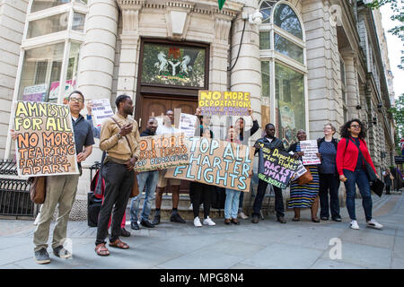 London, Großbritannien. 23 Mai, 2018. Aktivisten gegen Immigration Detention von Bewegung für Gerechtigkeit Protest außerhalb der Nigerianischen hohe Kommission gegen einen Home Office Massendeportation Flug nach Nigeria voraussichtlich zwischen 27.-31. Mai 2018 abzuweichen. Credit: Mark Kerrison/Alamy leben Nachrichten Stockfoto
