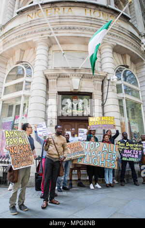 London, Großbritannien. 23 Mai, 2018. Aktivisten gegen Immigration Detention von Bewegung für Gerechtigkeit Protest außerhalb der Nigerianischen hohe Kommission gegen einen Home Office Massendeportation Flug nach Nigeria voraussichtlich zwischen 27.-31. Mai 2018 abzuweichen. Credit: Mark Kerrison/Alamy leben Nachrichten Stockfoto