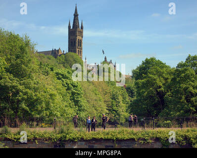 Glasgow, Schottland, UK 23.Mai.de Wetter: Sonnig Sommer Wetter Köche der Stadt auf der wärmste Tag als Center können Touristen und Einheimische die Sonne genießen. Chinesische Touristen und Studenten auf der Brücke über den Fluss Kelvin eine beliebte anzeigen und Bild unter Punkt für Glasgow University. Gerard Fähre / alamy Nachrichten Stockfoto