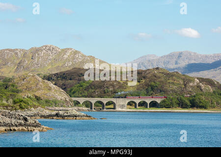 Loch Nan Uamh, Schottland, Vereinigtes Königreich. 23. Mai 2018. Dampflok 45407 zieht das jacobite über Loch Nan Uamh Viadukt, auf der West Highland Line zwischen Fort William und Mallaig. Credit: Andrew Plummer/Alamy leben Nachrichten Stockfoto