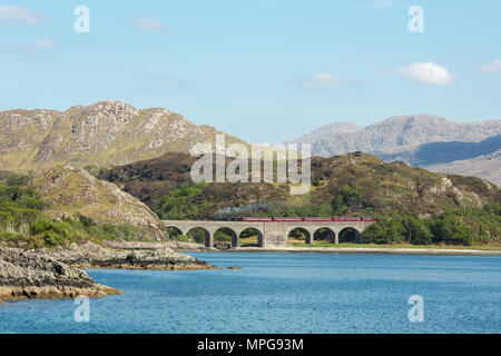 Loch Nan Uamh, Schottland, Vereinigtes Königreich. 23. Mai 2018. Dampflok 45407 zieht das jacobite über Loch Nan Uamh Viadukt, auf der West Highland Line zwischen Fort William und Mallaig. Credit: Andrew Plummer/Alamy leben Nachrichten Stockfoto