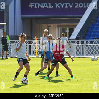 Kiew, Ukraine. 23 Mai, 2018. VfL Wolfsburg Spieler in Aktion beim Training vor der UEFA Champions League Finale 2018 gegen Olympique Lyonnais an Valeriy Lobanovskiy Stadion in Kiew, Ukraine. Credit: Oleksandr Prykhodko/Alamy leben Nachrichten Stockfoto