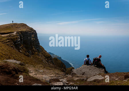 Sliabh Liag oder Slieve League, County Donegal, Irland. 23. Mai 2018. Wanderer genießen Sie den Blick aus 600 m über dem Atlantik auf einem sonnigen, warmen Tag an Irlands Westküste. Die sliabh Liag Klippen gehören zu den höchsten in Europa. Credit: Richard Wayman/Alamy leben Nachrichten Stockfoto