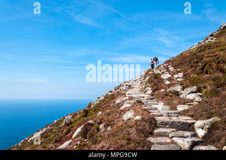 Sliabh Liag oder Slieve League, County Donegal, Irland. 23. Mai 2018. Wanderer genießen Sie den Blick aus 600 m über dem Atlantik auf einem sonnigen, warmen Tag an Irlands Westküste. Die sliabh Liag Klippen gehören zu den höchsten in Europa. Richard Wayman/Alamy leben Nachrichten Stockfoto