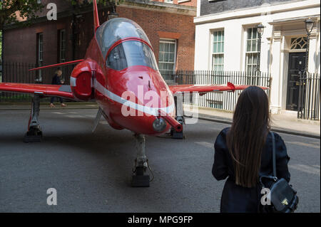 Downing Street, London, UK. 23. Mai 2018. Royal Air Force Red Arrows Hawk Jet in Downing Street, die RAF RAF 100. Todestages zu gedenken. Credit: Malcolm Park/Alamy Leben Nachrichten. Stockfoto