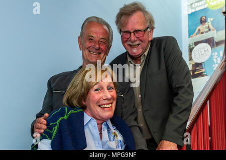 Schull, Irland. Mi 23 Mai, 2018. Dargestellt an der Opening Party der Schull Film Festival findet an der alten Bankgebäude, Schull Carl Davenport (DAV), ex-Kork Hibs und Stockport County; Aiden Stanley, unabhängiger Dokumentarfilmer und Sheena Jolley, Schull. Das Festival läuft noch bis zum Sonntag. Credit: Andy Gibson/Alamy leben Nachrichten Stockfoto