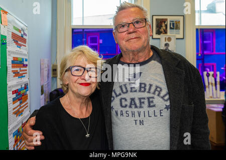 Schull, Irland. Mi 23 Mai, 2018. Dargestellt an der Opening Party der Schull Film Festival findet an der alten Bankgebäude, Schull sind Roz und Dan Hubbard, das Dan Hubbard Casting Agentur mit Sitz in London. Das Festival läuft noch bis zum Sonntag. Credit: Andy Gibson/Alamy leben Nachrichten Stockfoto