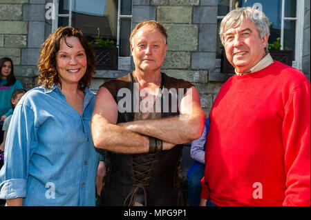 Schull, Irland. Mi 23 Mai, 2018. Dargestellt an der Opening Party der Schull Film Festival findet an der alten Bankgebäude, Schull sind Lesa Thurman, Dublin; Peter Dillon, Stunt Schauspieler und Ronnie Russell, Dublin. Das Festival läuft noch bis zum Sonntag. Credit: Andy Gibson/Alamy leben Nachrichten Stockfoto