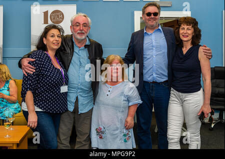 Schull, Irland. Mi 23 Mai, 2018. Dargestellt an der Opening Party der Schull Film Festival findet an der alten Bankgebäude, Schull sind Helen Brunnen, Festival Einreichungen Direktor & Programmierung; Steve Baker, Camilla Griehsel Manager; Pauline Splint, Festival Stuhl; Gisli Snær, London Film School und Hilary McCarthy, Festival der Stellvertretende Vorsitzende. Das Festival läuft noch bis zum Sonntag. Credit: Andy Gibson/Alamy leben Nachrichten Stockfoto