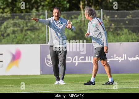 Bad Ragaz, Schweiz. 23. Mai 2018. Die Trainer der Fußball-Nationalmannschaft aus Saudi Arabien während einer Trainingseinheit auf dem Sportplatz Ri-Au in Bad Ragaz. Das Team um Präsident Adel Ezzat und Trainer Juan Antonio Pizzi bleiben ist in Bad Ragaz für zweieinhalb Wochen in prepararation des FIFA-WM-Endrunde in Russland. Credit: Rolf Simeon/Alamy leben Nachrichten Stockfoto