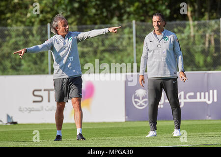 Bad Ragaz, Schweiz. 23. Mai 2018. Die Trainer der Fußball-Nationalmannschaft aus Saudi Arabien während einer Trainingseinheit auf dem Sportplatz Ri-Au in Bad Ragaz. Das Team um Präsident Adel Ezzat und Trainer Juan Antonio Pizzi bleiben ist in Bad Ragaz für zweieinhalb Wochen in prepararation des FIFA-WM-Endrunde in Russland. Credit: Rolf Simeon/Alamy leben Nachrichten Stockfoto