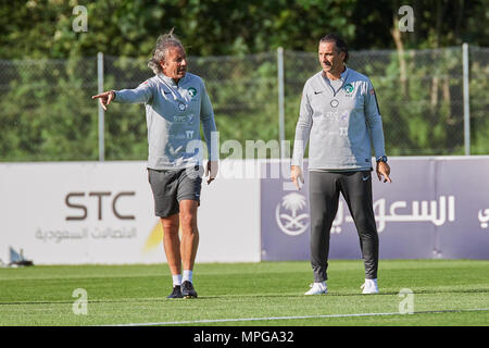 Bad Ragaz, Schweiz. 23. Mai 2018. Die Trainer der Fußball-Nationalmannschaft aus Saudi Arabien während einer Trainingseinheit auf dem Sportplatz Ri-Au in Bad Ragaz. Das Team um Präsident Adel Ezzat und Trainer Juan Antonio Pizzi bleiben ist in Bad Ragaz für zweieinhalb Wochen in prepararation des FIFA-WM-Endrunde in Russland. Credit: Rolf Simeon/Alamy leben Nachrichten Stockfoto