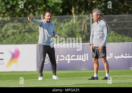 Bad Ragaz, Schweiz. 23. Mai 2018. Die Trainer der Fußball-Nationalmannschaft aus Saudi Arabien während einer Trainingseinheit auf dem Sportplatz Ri-Au in Bad Ragaz. Das Team um Präsident Adel Ezzat und Trainer Juan Antonio Pizzi bleiben ist in Bad Ragaz für zweieinhalb Wochen in prepararation des FIFA-WM-Endrunde in Russland. Credit: Rolf Simeon/Alamy leben Nachrichten Stockfoto