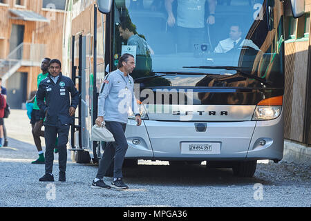 Bad Ragaz, Schweiz. 23. Mai 2018. Die Fußball-Nationalmannschaft von Saudi-arabien kommt an der Schauplatz für eine Trainingseinheit auf dem Sportplatz Ri-Au in Bad Ragaz. Das Team um Präsident Adel Ezzat und Trainer Juan Antonio Pizzi bleiben ist in Bad Ragaz für zweieinhalb Wochen in prepararation des FIFA-WM-Endrunde in Russland. Credit: Rolf Simeon/Alamy leben Nachrichten Stockfoto