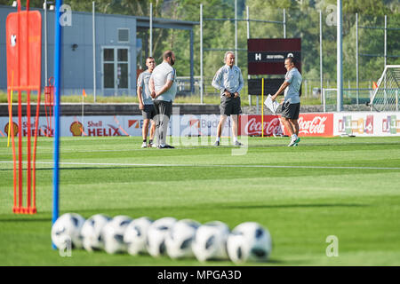 Bad Ragaz, Schweiz. 23. Mai 2018. Der Assistant Trainer der Fußball-Nationalmannschaft aus Saudi Arabien während einer Trainingseinheit auf dem Sportplatz Ri-Au in Bad Ragaz. Das Team um Präsident Adel Ezzat und Trainer Juan Antonio Pizzi bleiben ist in Bad Ragaz für zweieinhalb Wochen in prepararation des FIFA-WM-Endrunde in Russland. Credit: Rolf Simeon/Alamy leben Nachrichten Stockfoto