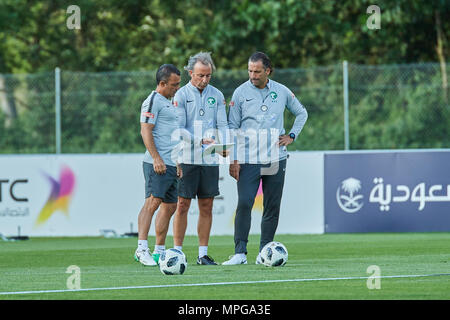 Bad Ragaz, Schweiz. 23. Mai 2018. Die Trainer der Fußball-Nationalmannschaft aus Saudi Arabien während einer Trainingseinheit auf dem Sportplatz Ri-Au in Bad Ragaz. Das Team um Präsident Adel Ezzat und Trainer Juan Antonio Pizzi bleiben ist in Bad Ragaz für zweieinhalb Wochen in prepararation des FIFA-WM-Endrunde in Russland. Credit: Rolf Simeon/Alamy leben Nachrichten Stockfoto