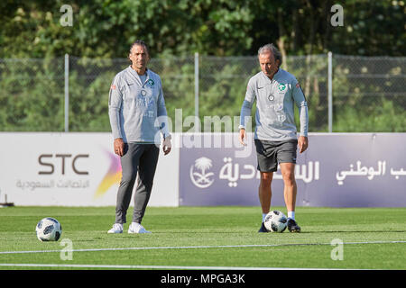 Bad Ragaz, Schweiz. 23. Mai 2018. Die Trainer der Fußball-Nationalmannschaft aus Saudi Arabien während einer Trainingseinheit auf dem Sportplatz Ri-Au in Bad Ragaz. Das Team um Präsident Adel Ezzat und Trainer Juan Antonio Pizzi bleiben ist in Bad Ragaz für zweieinhalb Wochen in prepararation des FIFA-WM-Endrunde in Russland. Credit: Rolf Simeon/Alamy leben Nachrichten Stockfoto