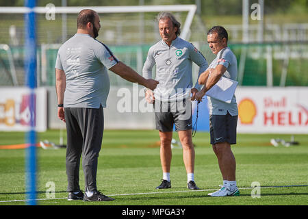 Bad Ragaz, Schweiz. 23. Mai 2018. Die Trainer der Fußball-Nationalmannschaft aus Saudi Arabien während einer Trainingseinheit auf dem Sportplatz Ri-Au in Bad Ragaz. Das Team um Präsident Adel Ezzat und Trainer Juan Antonio Pizzi bleiben ist in Bad Ragaz für zweieinhalb Wochen in prepararation des FIFA-WM-Endrunde in Russland. Credit: Rolf Simeon/Alamy leben Nachrichten Stockfoto