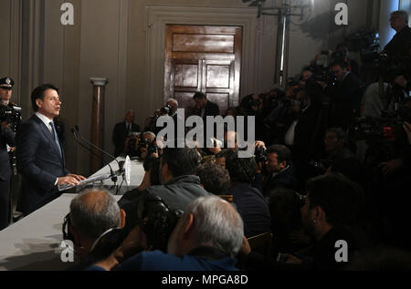 Roma, Italien. 23 Mai, 2018. Giuseppe Conte (L), das auf einer Pressekonferenz nach einem Treffen mit italienischen Präsidenten Sergio Mattarella in Rom, Italien, am 23. Mai 2018. Italienischen Präsidenten Sergio Mattarella am Mittwoch mit dem Namen recht Professor Giuseppe Conte als neuen Premierminister Italiens Ministerpräsident, ihn mit den Auftrag, eine neue Regierung zu bilden. Credit: Alberto Lingria/Xinhua/Alamy leben Nachrichten Stockfoto