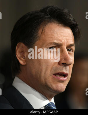 Roma, Italien. 23 Mai, 2018. Giuseppe Conte Adressen einer Pressekonferenz nach einem Treffen mit italienischen Präsidenten Sergio Mattarella in Rom, Italien, am 23. Mai 2018. Italienischen Präsidenten Sergio Mattarella am Mittwoch mit dem Namen recht Professor Giuseppe Conte als neuen Premierminister Italiens Ministerpräsident, ihn mit den Auftrag, eine neue Regierung zu bilden. Credit: Alberto Lingria/Xinhua/Alamy leben Nachrichten Stockfoto