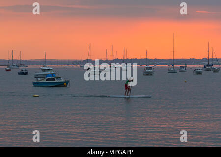 Sandbänke, Poole, Dorset, Großbritannien. 23. Mai 2018. UK Wetter: atemberaubenden Sonnenuntergang den Tag am Hafen von Poole zu Ende mit Boote und Paddel boarder vorbei. Credit: Carolyn Jenkins/Alamy leben Nachrichten Stockfoto