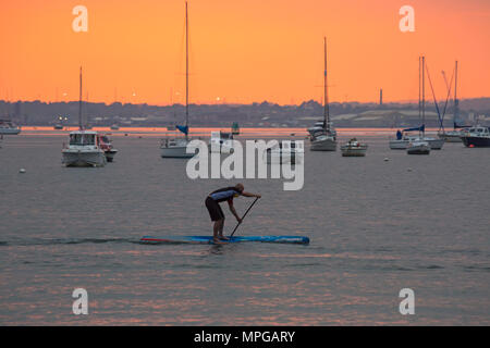 Sandbänke, Poole, Dorset, Großbritannien. 23. Mai 2018. UK Wetter: atemberaubenden Sonnenuntergang den Tag am Hafen von Poole zu Ende mit Boote und Paddel boarder vorbei. Credit: Carolyn Jenkins/Alamy leben Nachrichten Stockfoto