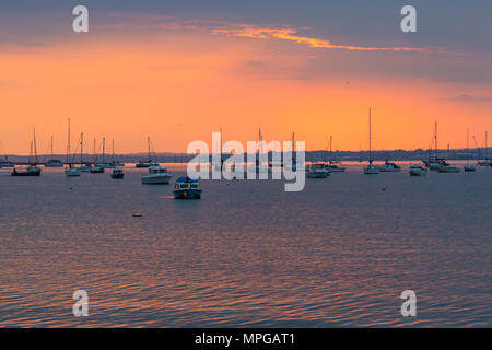 Sandbänke, Poole, Dorset, Großbritannien. 23. Mai 2018. UK Wetter: atemberaubenden Sonnenuntergang den Tag am Hafen von Poole zu Ende und die Boote vor Anker. Credit: Carolyn Jenkins/Alamy leben Nachrichten Stockfoto