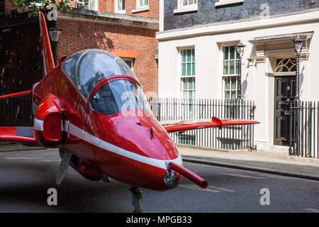 London, Großbritannien. 23 Mai, 2018. Eine Red Arrows Hawk Flugzeuge steht in Downing Street zum 100. Geburtstag von der Royal Air Force zu markieren. Stockfoto