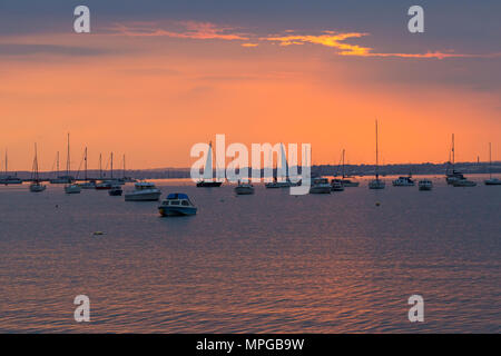 Sandbänke, Poole, Dorset, Großbritannien. 23. Mai 2018. UK Wetter: atemberaubenden Sonnenuntergang den Tag am Hafen von Poole zu Ende und die Boote vor Anker. Credit: Carolyn Jenkins/Alamy leben Nachrichten Stockfoto