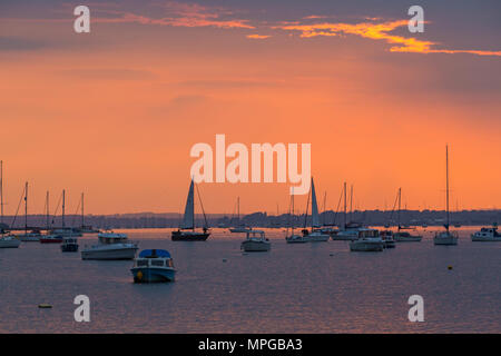 Sandbänke, Poole, Dorset, Großbritannien. 23. Mai 2018. UK Wetter: atemberaubenden Sonnenuntergang den Tag am Hafen von Poole zu Ende und die Boote vor Anker. Credit: Carolyn Jenkins/Alamy leben Nachrichten Stockfoto