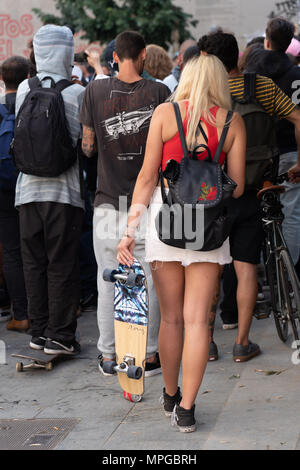 MACBA Museum, Barcelona, Katalonien, Spanien, 23. Mai 2018 Tausende von skateboard Enthusiasten drehte den' wieder auf die 4'-skateboard Wettbewerb im MACBA Museum in Barcelona zu sehen. Skateboarding stars durchgeführt gefährliche Tricks aus großer Höhe. Der ideale skateboarding Bereich um das Museum ist eine spanische Mekka für skateboard Fans das ganze Jahr über. Bild: Rob Watkins/Alamy leben Nachrichten Stockfoto