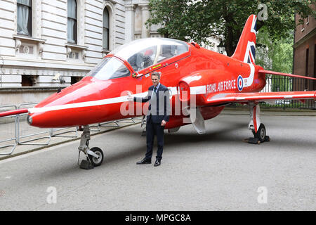 London, Großbritannien. 23 Mai, 2018. Verteidigungsminister Gavin Williamson wirft mit RAF Rote Pfeil 100 Jahre RAF in Downing Street, Central London zu feiern. 23. Mai 2018 Credit: Martin Evans/Alamy leben Nachrichten Stockfoto