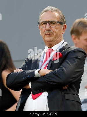 Budapest, Ungarn. 23 Mai, 2018. Die ungarische Nationalmannschaft Trainer Georges Leekens wartet auf die Kick-off vor der Ungarischen Cup Finale zwischen Puskas Akademia-FC und FC am Groupama Arena am 23. Mai in Budapest, Ungarn, 2018. Credit: Laszlo Szirtesi/Alamy leben Nachrichten Stockfoto