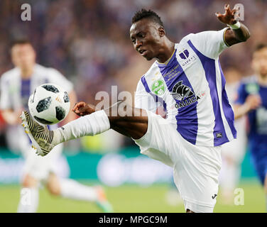 Budapest, Ungarn. 23 Mai, 2018. Obinna Nwobodo der-FC steuert den Ball während der Ungarischen Cup Finale zwischen Puskas Akademia-FC und FC am Groupama Arena am 23. Mai in Budapest, Ungarn, 2018. Credit: Laszlo Szirtesi/Alamy leben Nachrichten Stockfoto