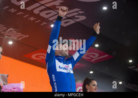 Iseo, Italien. 23 Mai, 2018. Ende DER BÜHNE Sieger Stufe 17 Elia Viviani Quick-Step Floorsduring die 101 Tour durch Italien 2018, Stufe 17 RIVA DEL GARDA - Lago d'Iseo (FRANCIACORTA STADIUM), 155 km am 23. Mai 2018 in Iseo, Italien Quelle: Fabio Averna/Alamy leben Nachrichten Stockfoto