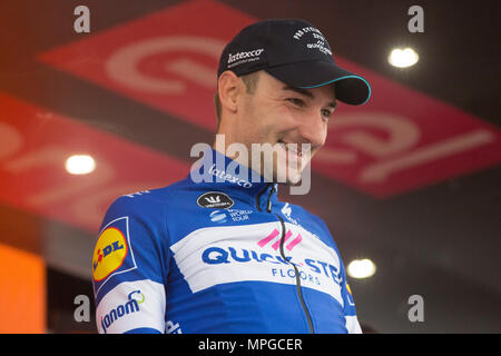 Iseo, Italien. 23 Mai, 2018. Ende DER BÜHNE Sieger Stufe 17 Elia Viviani Quick-Step Floorsduring die 101 Tour durch Italien 2018, Stufe 17 RIVA DEL GARDA - Lago d'Iseo (FRANCIACORTA STADIUM), 155 km am 23. Mai 2018 in Iseo, Italien Quelle: Fabio Averna/Alamy leben Nachrichten Stockfoto