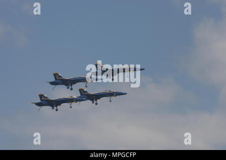 Annapolis, USA. 23 Mai, 2018. Der US Navy Blue Angels fliegen über die US Naval Academy (USNA) in Annapolis, Maryland, USA, am 23. Mai 2018. Die Blue Angels, eine 6-jet Marine Team flying F/A-18 Hornissen, führte eine Air Show in der US Naval Academy am Mittwoch. Credit: Yan Liang/Xinhua/Alamy leben Nachrichten Stockfoto