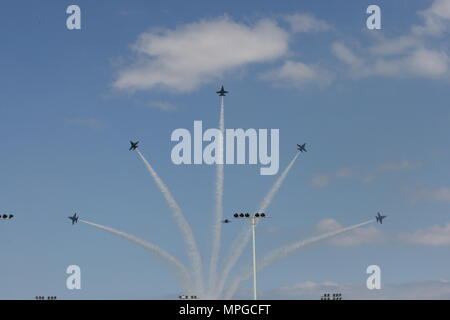 Annapolis, USA. 23 Mai, 2018. Der US Navy Blue Angels fliegen über die US Naval Academy (USNA) in Annapolis, Maryland, USA, am 23. Mai 2018. Die Blue Angels, eine 6-jet Marine Team flying F/A-18 Hornissen, führte eine Air Show in der US Naval Academy am Mittwoch. Credit: Yan Liang/Xinhua/Alamy leben Nachrichten Stockfoto