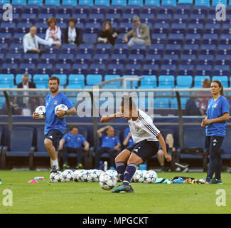 Kiew, Ukraine. 23 Mai, 2018. Selma Bacha von Olympique Lyonnais tritt eine Kugel während Training vor der UEFA Champions League Finale 2018 gegen den VfL Wolfsburg in Valeriy Lobanovskiy Stadion in Kiew, Ukraine. Credit: Oleksandr Prykhodko/Alamy leben Nachrichten Stockfoto