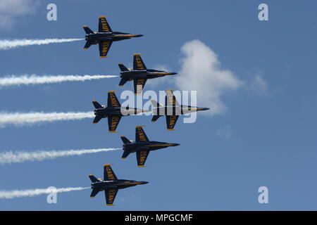 Annapolis, USA. 23 Mai, 2018. Der US Navy Blue Angels fliegen über die US Naval Academy (USNA) in Annapolis, Maryland, USA, am 23. Mai 2018. Die Blue Angels, eine 6-jet Marine Team flying F/A-18 Hornissen, führte eine Air Show in der US Naval Academy am Mittwoch. Credit: Yan Liang/Xinhua/Alamy leben Nachrichten Stockfoto