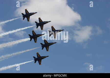 Annapolis, USA. 23 Mai, 2018. Der US Navy Blue Angels fliegen über die US Naval Academy (USNA) in Annapolis, Maryland, USA, am 23. Mai 2018. Die Blue Angels, eine 6-jet Marine Team flying F/A-18 Hornissen, führte eine Air Show in der US Naval Academy am Mittwoch. Credit: Yan Liang/Xinhua/Alamy leben Nachrichten Stockfoto