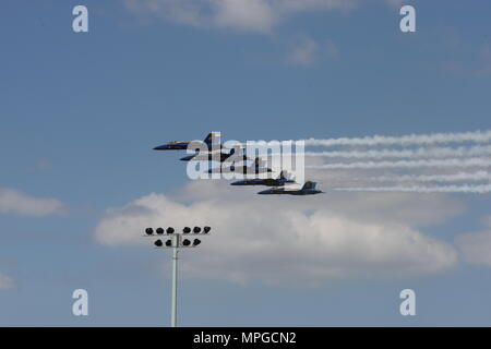 Annapolis, USA. 23 Mai, 2018. Der US Navy Blue Angels fliegen über die US Naval Academy (USNA) in Annapolis, Maryland, USA, am 23. Mai 2018. Die Blue Angels, eine 6-jet Marine Team flying F/A-18 Hornissen, führte eine Air Show in der US Naval Academy am Mittwoch. Credit: Yan Liang/Xinhua/Alamy leben Nachrichten Stockfoto