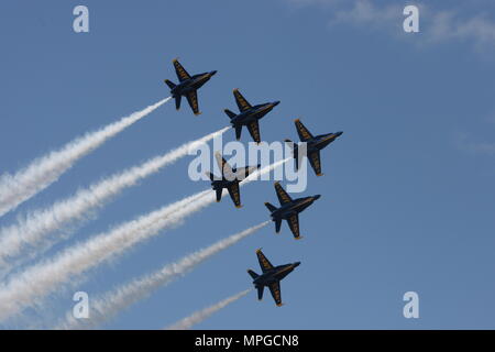 Annapolis, USA. 23 Mai, 2018. Der US Navy Blue Angels fliegen über die US Naval Academy (USNA) in Annapolis, Maryland, USA, am 23. Mai 2018. Die Blue Angels, eine 6-jet Marine Team flying F/A-18 Hornissen, führte eine Air Show in der US Naval Academy am Mittwoch. Credit: Yan Liang/Xinhua/Alamy leben Nachrichten Stockfoto